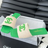 WOVEN SLIDE IN RAFFIA AND EMERALD GREEN LAMBSKIN